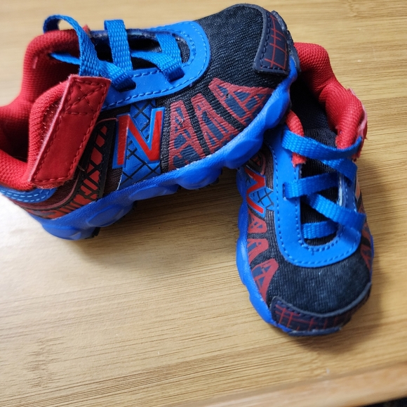 New balance infant size 3 sneakers "Spiderman" - Picture 3 of 6